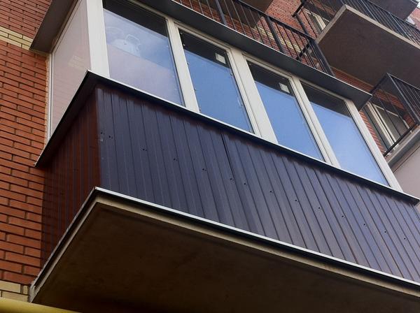 Фото: обшивка балкона профнастилом